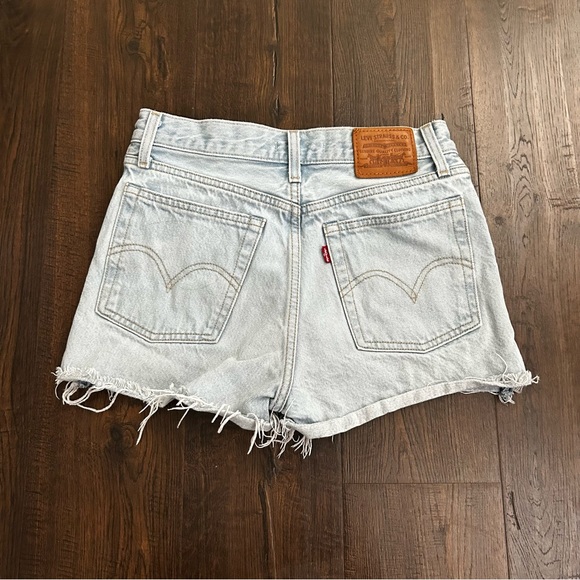 ⛔️SOLD⛔️Levi’s wedgie cutoff denim shorts size 26 - Picture 3 of 3